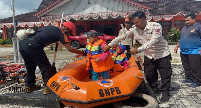 Foto: DIAN/MATA KALTENG - Simulasi bencana yang diikuti sejumlah TK di BPBD Kotim, Selasa 14 Mei 2024.