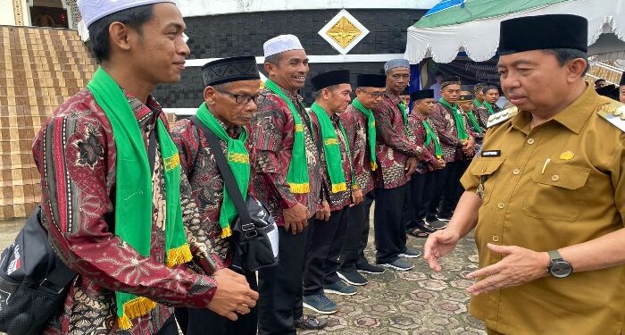 Foto : AKH/MATAKALTENG - Pj Bupati Sukamara Kaspinor saat melepas puluhan jamaah calon haji yang akan berangkat ke tanah suci.