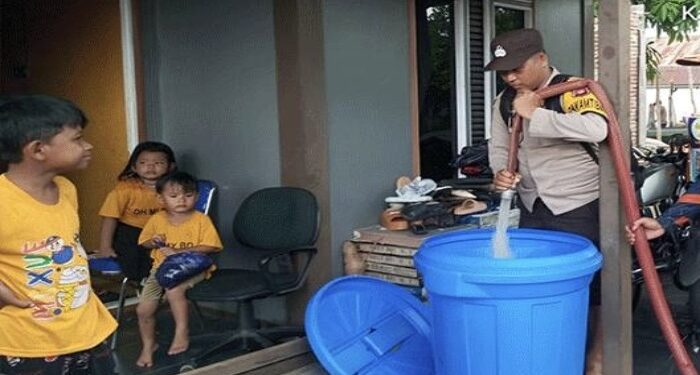 Foto: IST/MATA KALTENG - Penyaluran air bersih di Kecamatan Bagendang, Kotim.