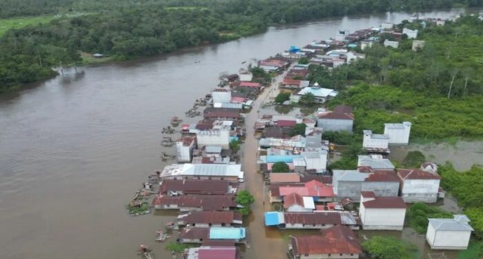 Foto: IST/MATA KALTENG - Banjir yang merendam desa di pinggiran sungai Mentaya.