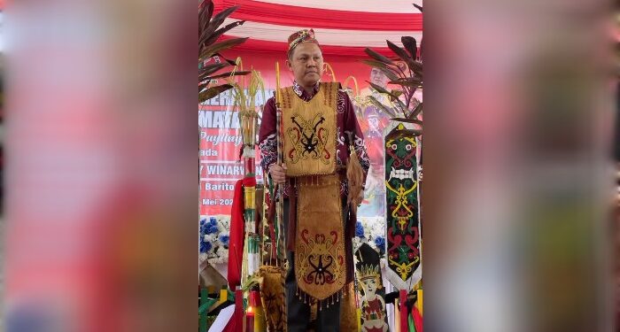 Foto: MATAKALTENG- Deddy Winarwan menggunakan baju pakaian adat, usai di anugrahkan sebagai Suku Dayak Patis Lawung Payung Undro.