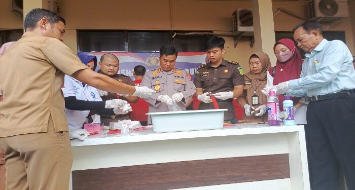 FOTO: AGUS/MATAKALTENG - Kapolres Kotim, AKBP Sarpani saat memimpin pemusnahan narkotika di Polres Kotim. Selasa, 14 Mei 2024.