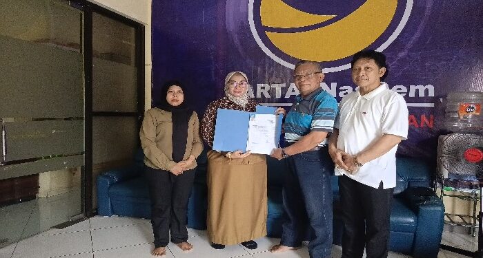 FOTO: DEVIANA/MATAKALTENG - Irawati saat menyerahkan berkas pendaftaran ke Partai NasDem, Selasa 14 Mei 2024.