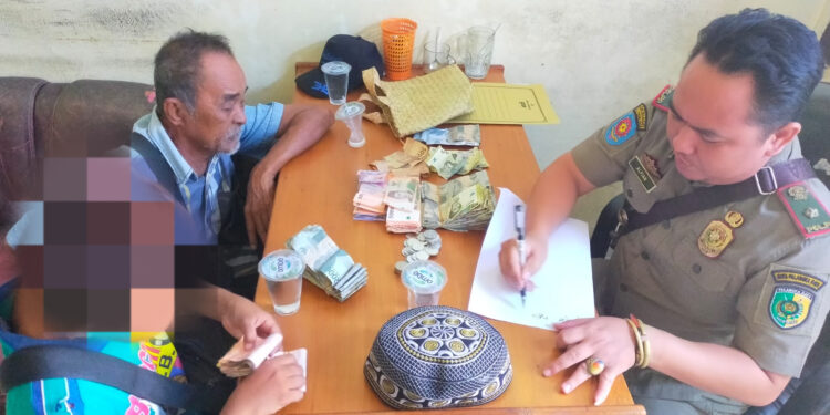 FOTO: MATAKALTENG - Kakek dan cucu nya pada saat dimintai keterangan oleh petugas Satpol PP Kota Palangka Raya.