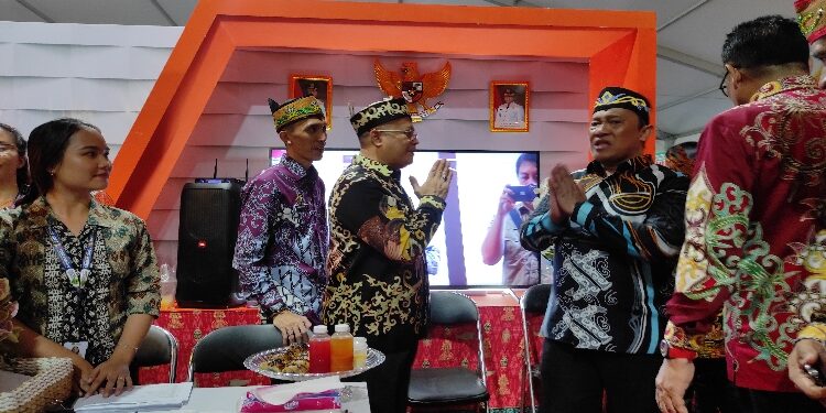 FOTO: IST/MATAKALTENG - Wagub Edy Pratowo saat mengunjungi stand yang ada di Kalteng Expo.