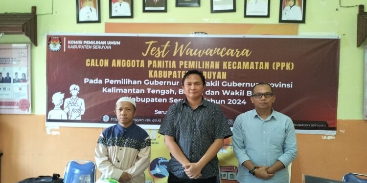 FOTO: ALDI/MATA KALTENG - Ketua KPU Kabupaten Seruyan, Muhammad Abdiannor (tengah) bersama komisioner lainnya saat ditemui di kantor KPU setempat beberapa waktu lalu.