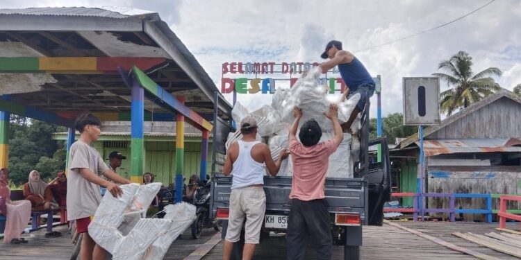 FOTO: IST/MATA KALTENG - Sejumlah meubelair saat dipindahkan menuju lokasi sekolah penerima di seluruh kecamatan se-Kabupaten Seruyan.