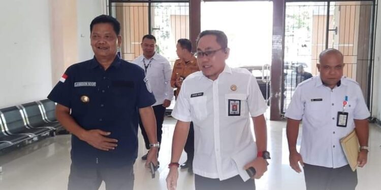 FOTO: PROKOM SERUYAN/MATA KALTENG - Pj Bupati Seruyan, Djainuddin Noor (kiri) saat hendak meninjau pelaksanaan uji kompetensi JPT Pratama di Bappedalitbang setempat, Rabu 15 Mei 2024.