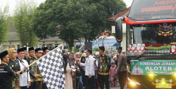 FOTO : IST/MATAKALTENG - Pelepasan 215 calon jemaah haji dari kelompok terbang (kloter) 4, Kota Palangka Raya.