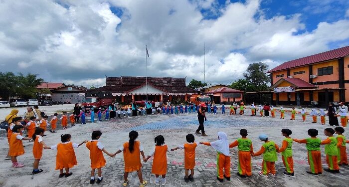 Foto: DIAN/MATA KALTENG - Simulasi penanggulangan bencana untuk anak-anak TK di BPBD Kotim, 15 Mei 2024.