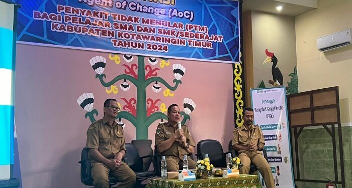 Foto: DIAN/MATA KALTENG - Kepala Dinkes Kotim Umar Kaderi (tengah) saat membuka acara orientasi penyakit tidak menular untuk pelajar SMA/SMK Kotim di Aula SMKN 1 Sampit, 14 Mei 2024.
