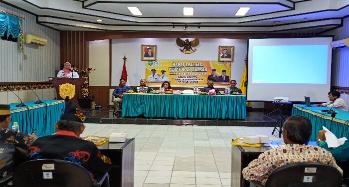 FOTO : DEVIANA/MATAKALTENG - Wakil Bupati Kotim Irawati saat membuka rapat evaluasi Perda Nomor 5 Tahun 2004, Rabu 15 Mei 2024.