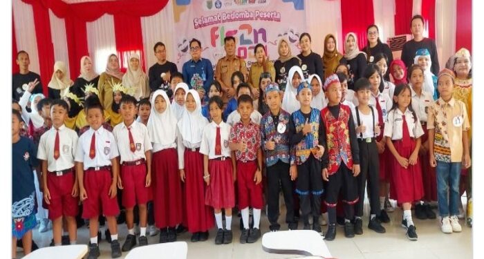 Foto: MATAKALTENG - Kadisdik Barsel Syahdani berfoto bersama dengan para guru dan peserta FLS2N.
