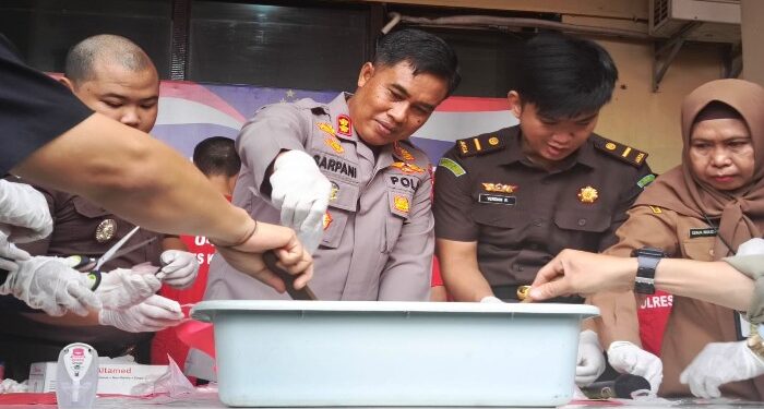 FOTO: MATAKALTENG - Kapolres Kotim, AKBP Sarpani saat memimpin pemusnahan narkotika di Polres Kotim. Selasa, 14 Mei 2024.