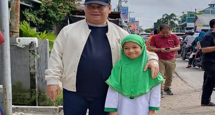 FOTO: MATAKALTENG - Halikinnor bersama salah satu anak warga.