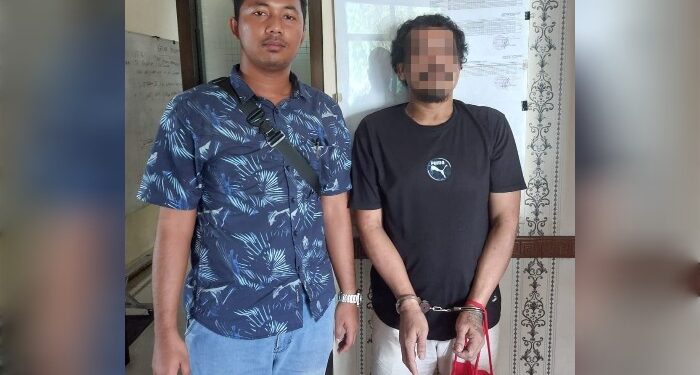 FOTO: MATAKALTENG - Terduga pelaku pencurian handphone (kanan), pada saat hendak dilimpahkan ke Kejaksaan.