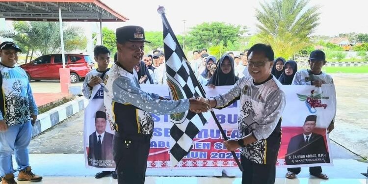 FOTO: PROKOM SERUYAN/MATA KALTENG - Pj Bupati Seruyan, Djainuddin Noor (kiri) melepas kontingen Kabupaten Seruyan yang akan mengikuti FBIM tingkat Provinsi Kalteng tahun 2024 di Palangka Raya, Kamis 16 Mei 2024.