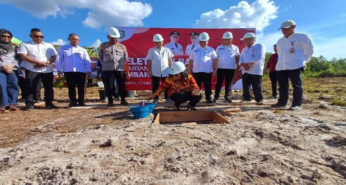 Foto: MATAKALTENG - Ketua DPRD Kotim, Rinie Anderson saat meletakkan batu pertama pembangunan pabrik pengolahan limbah bahan berbahaya dan beracun (B3) medis di Sampit, 15 Mei 2024.