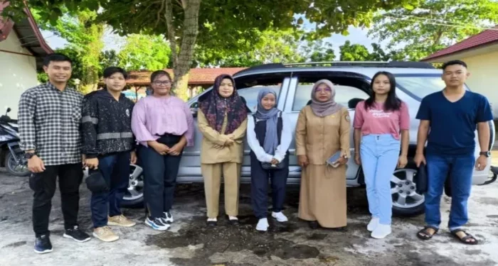 Foto: MATAKALTENG - Kepala Sekolah SMKN 1 Buntok Sumarni, saat melepas siswanya untuk mengikuti lomba O2SN di Palangka Raya.