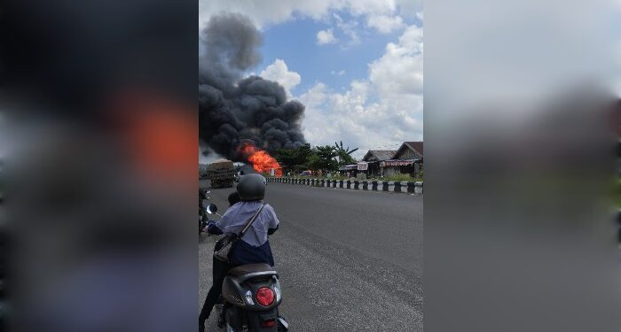 FOTO: IST/MATA KALTENG - Barak semi permanen Jalan Smekto Barat, Kelurahan Baamang Hulu, Kecamatan Baamang, Kabupaten Kotim, dilahap si jago merah. Kamis, 16 Mei 2024.