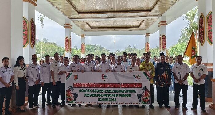 FOTO: MATAKALTENG - Pj Bupati Katingan Saiful, saat melepas keberangkatan kontingen Kabupaten Katingan di halaman kantor Bupati setempat.