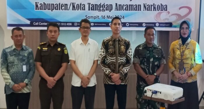 FOTO : DEVIANA/MATA KALTENG - Kepala BNNP Kalteng bersama lainnya usai kegiatan Sinkronisasi Program dan Kebijakan Kabupaten Tanggap Bencana Narkoba Tahun 2024 di Sampit, Kamis 16 Mei 2024.