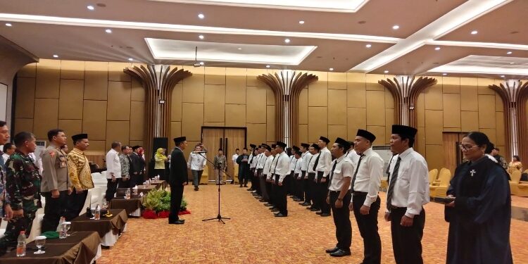 FOTO: IST/MATAKALTENG - Sebanyak 30 Anggota PPK diambil sumpah dan dilantik oleh KPU Kobar di ballroom Britz Hotel Pangkalan Bun, Kamis 16 Mei 2024.