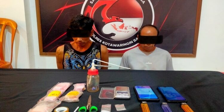 FOTO: IST/MATAKALTENG - AP (36) dan SU (55) ketika diamankan di Mapolres Kobar bersama barang bukti, Rabu 15 Mei 2024.