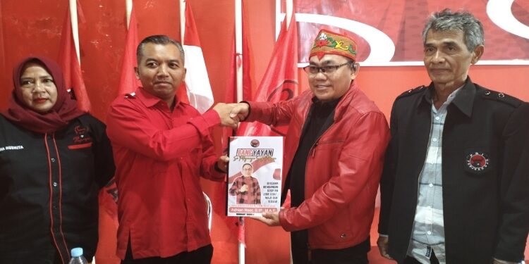 FOTO: ALDI/MATA KALTENG - Adhian Noor (dua dari kanan) saat menyerahkan berkas pendaftaran diri sebagai calon Wakil Bupati Seruyan dan diterima langsung oleh Ketua DPC PDI Perjuangan Kabupaten Seruyan, Zuli Eko Prasetyo (dua dari kiri) di Sekretariat DPC PDI Perjuangan setempat, Jum'at 17 Mei 2024.