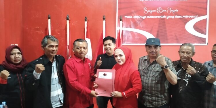 FOTO: ALDI/MATA KALTENG - Iswanti saat menyerahkan dokumen pendaftaran sebagai bakal calon Bupati Seruyan kepada Ketua DPC PDI Perjuangan Kabupaten Seruyan, Zuli Eko Prasetyo di Sekretariat DPC PDI Perjuangan setempat, Jum'at 17 Mei 2024.