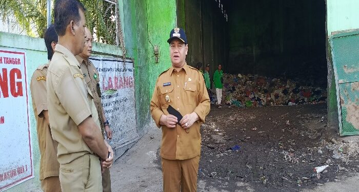 FOTO : DOK DEVIANA/MATAKALTENG - Bupati Kotim Halikinnor saat meninjau depo sampah, beberapa waktu lalu.