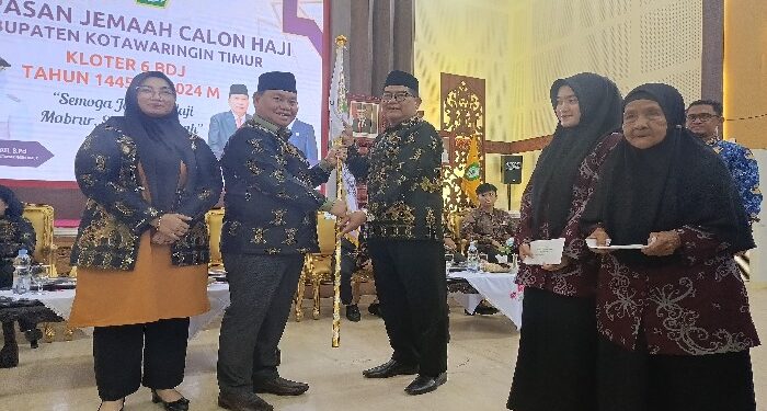 FOTO : DEVIANA/MATAKALTENG - Bupati Kotim Halikinnor saat melepas secara simbolis JCH Kotim, Jumat 17 Mei 2024.