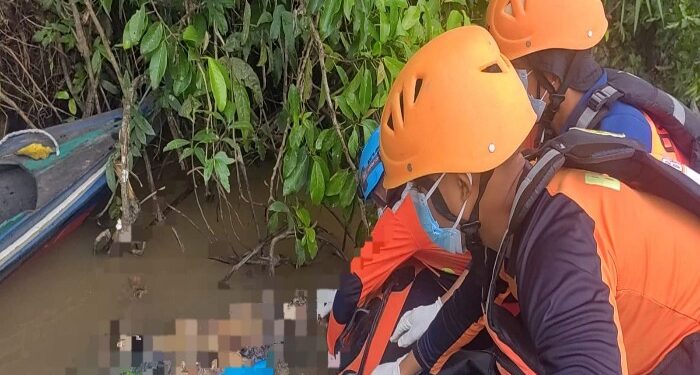Foto: MATAKALTENG - Tim SAR Gabungan saat menemukan satu jenazah Kaspul Anwar korban dua Kapal terbakar. Korban ditemukan mengambang di sekitar Desa Rangga Ilung Kecamatan Jenamas.