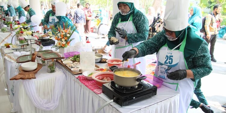 FOTO: IST/MATAKALTENG - PP-PKK Provinsi Kalimantan Tengah saat menerima Juara Umum Puncak Peringatan Hari Kesatuan Gerak (HKG) PKK Ke-52.