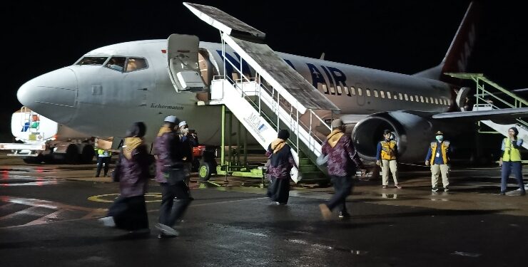 FOTO : DEVIANA/MATAKALTENG - Keberangkatan JCH Kotim menggunakan Pesawat Nam Air dari Bandara H. Asan Sampit, Sabtu 18 Mei 2024.