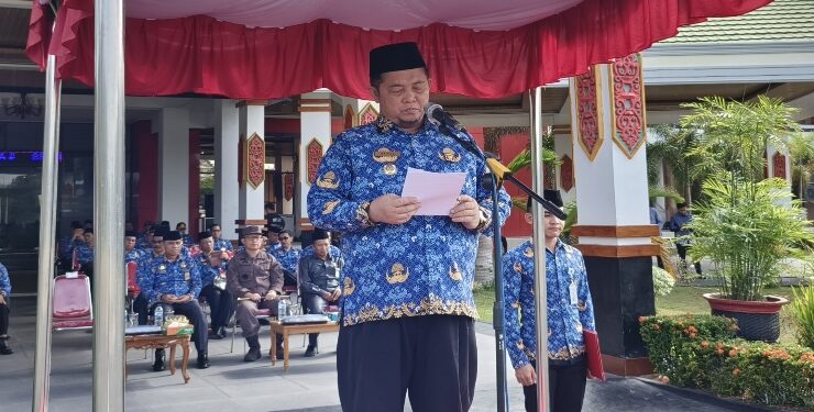 Pj Bupati Katingan Saiful, saat memimpin apel Gabungan ASN di Lingkungan Pemerintah Kabupaten Katingan.