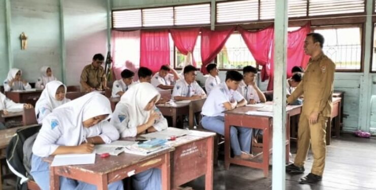 FOTO : DIAN/MATA KALTENG - Suasana pembelajaran di SMAN 3 Sampit belum lama ini.