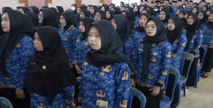 FOTO : IST/MATAKALTENG - PNS di lingkup Pemkab Barsel saat diambil sumpah dan janjinya di GPU Jaro Pirarahan baru-baru ini.
