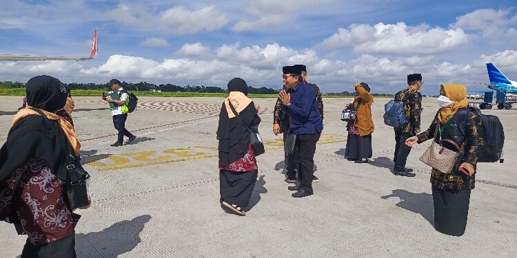 FOTO : DEVIANA/MATAKALTENG - Sekda Kotim, HM Fajrurrahman saat tiba di Embarkasi Syamsuddin Noor dan bertegur sapa dengan JCH, Sabtu 18 Mei 2024.