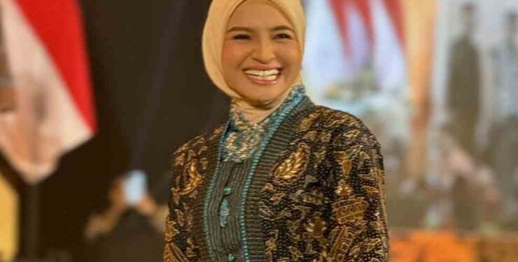 FOTO : IST/MATAKALTENG - Ketua Dekranasda Kalteng Ivo Sugianto Sabran memperagakan busana karya fashion designer kondang Wignyo Rahadi di Syukuran HUT Ke-44.