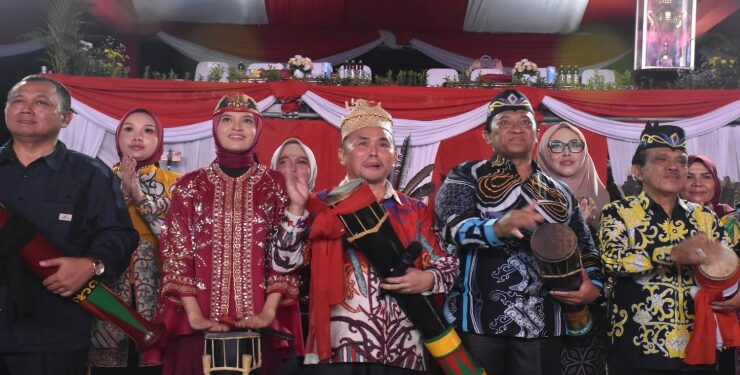 FOTO : IST/MATAKALTENG - Gubernur Sugianto Sabran saat membuka Festival Budaya Isen Mulang dan Festival Kuliner Nusantara di Stadion Tuah Pahoe, Palangka Raya, Sabtu malam (18/5/2024).