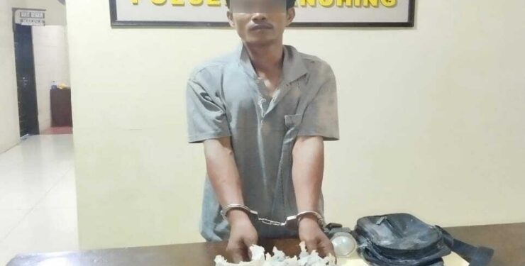FOTO : HUMAS POLRES GUMAS/MATA KALTENG - Pelaku pencurian sarang burung walet AR (36) ketika diamankan di Mapolsek Manuhing.