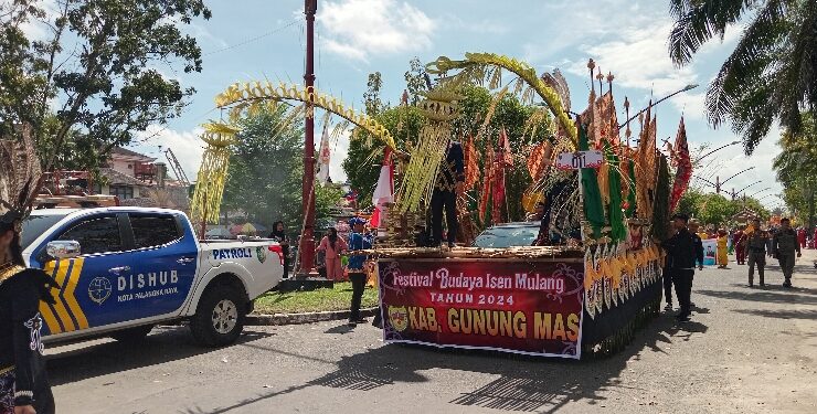 FOTO : SID/MATA KALTENG - Mobil hias yang mengangkat tentang Mihing, ketika ditampilkan pada Pawai Karnaval Budaya FBIM Provinsi Kalteng, di Bundaran Besar Palangka Raya, Minggu, 19 Mei 2024.
