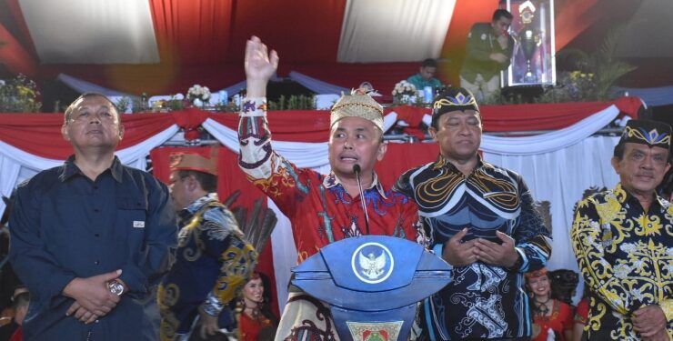 FOTO : IST/MATAKALTENG - Gubernur Sugianto Sabran saat membuka Festival Budaya Isen Mulang dan Festival Kuliner Nusantara di Stadion Tuah Pahoe, Palangka Raya, Sabtu malam 18 Mei 2024.