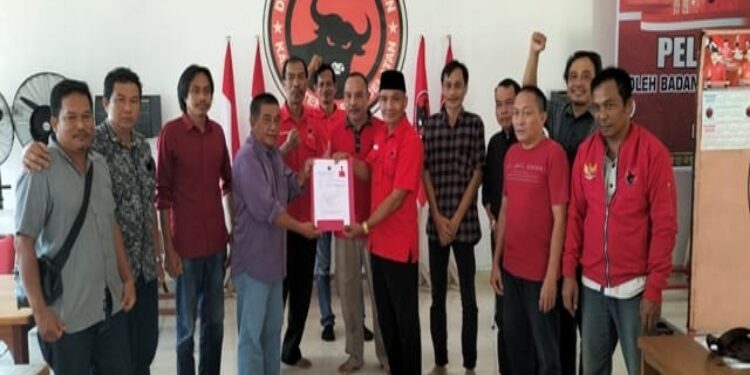 FOTO: IST/MATAKALTENG - Janjo Briano saat mengembalikan formulir pendaftaran ke DPC PDIP Barsel.