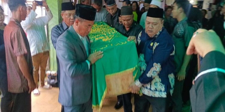 FOTO: IST/MATAKALTENG - (Kanan paling depan) Ketua DPRD Katingan Marwan Susanto dan anggota dewan saat pengantaran Almarhum ke tempat peristirahatan terakhir, setelah di salatkan di Masjid. 