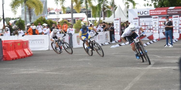 FOTO: OLIVIA/MATAKALTENG - Para pembalap dunia saat berlomba pada ajang UCI MTB Eliminator Word Cup 2024 seri ke 3.