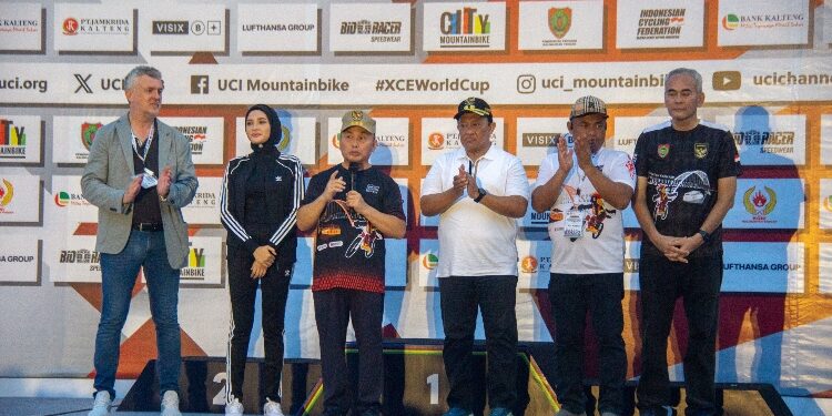 FOTO: OLIVIA/MATAKALTENG - Gubernur Kalteng Sugianto Sabran saat menyamar closing statement usai pertandingan UCI MTB Eliminator World Cup Series 3.