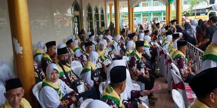 FOTO: IST/MATAKALTENG - Jemaah Calon Haji Barsel saat dilepas dari Masjid Agung Baiturrahman Buntok.