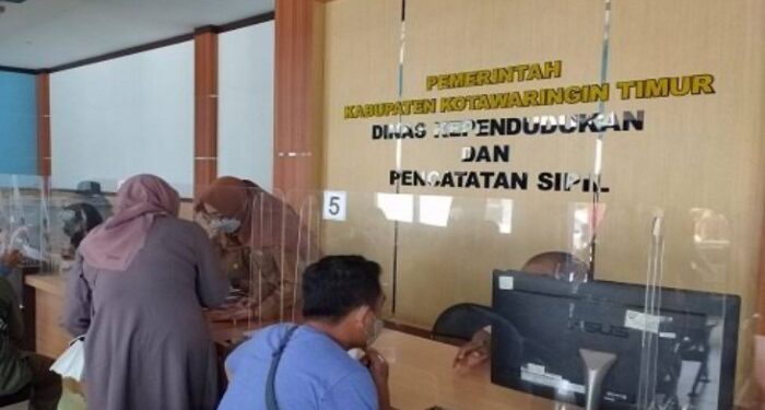 Foto:IST/MATA KALTENG - Pelayanan administrasi kependudukan di Disdukcapil Kotim.